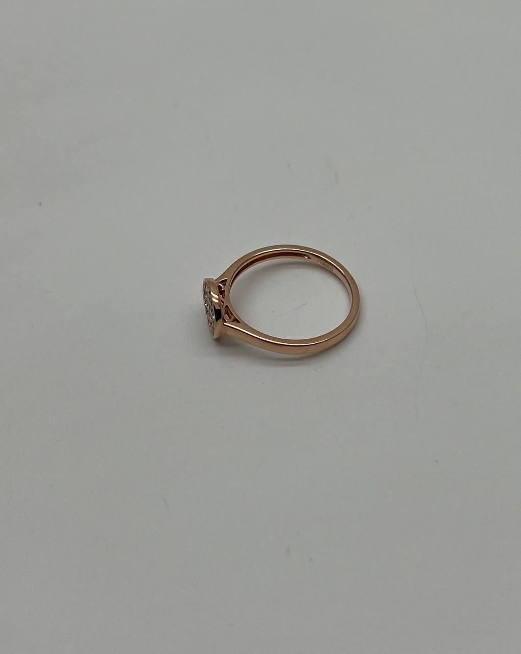 Taglio rotondo Anello di dichiarazione con diamante rotondo e pavé in oro rosa 14K a banda sottile e sottile in vendita