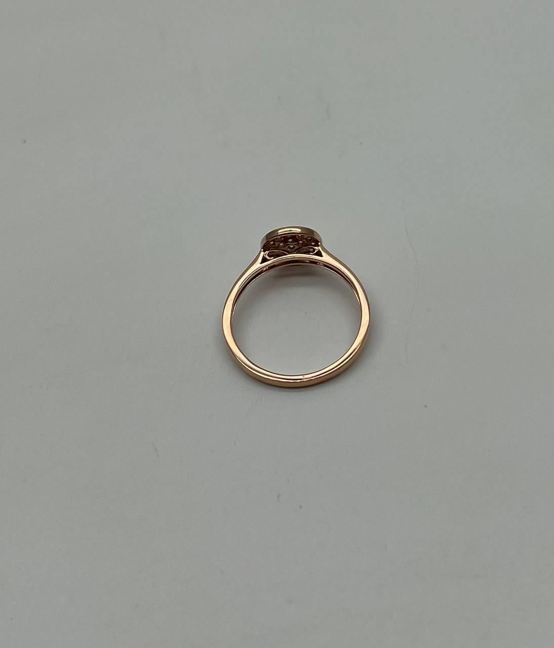 Anello di dichiarazione con diamante rotondo e pavé in oro rosa 14K a banda sottile e sottile In condizioni Nuovo in vendita a Oakton, VA