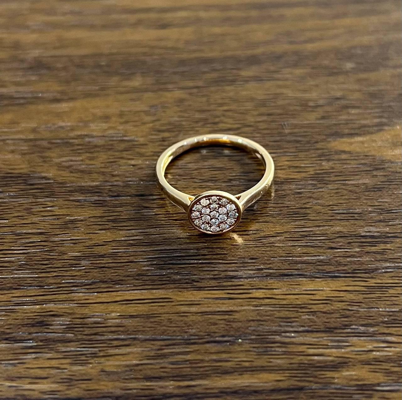Donna Anello di dichiarazione con diamante rotondo e pavé in oro rosa 14K a banda sottile e sottile in vendita