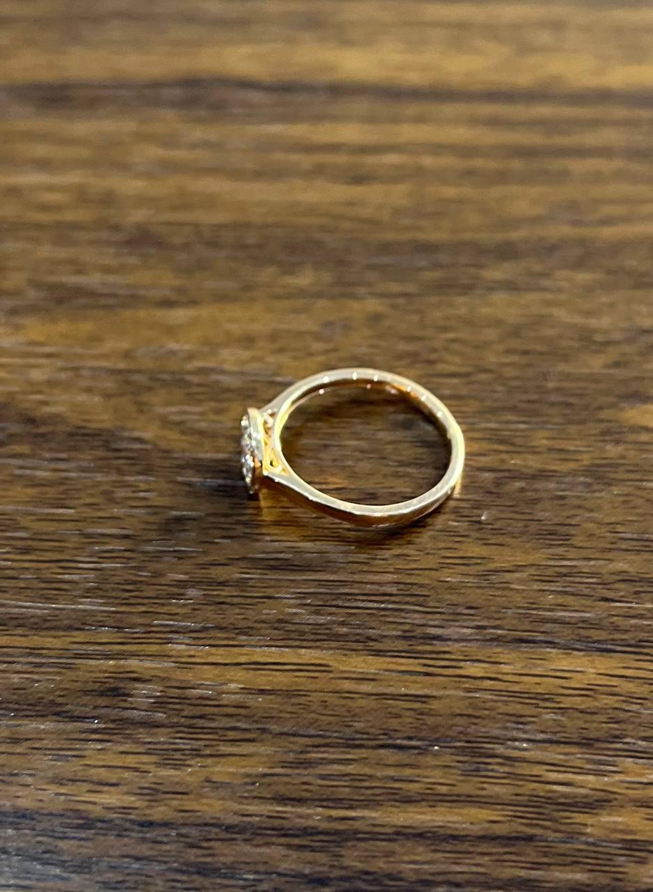 Anello di dichiarazione con diamante rotondo e pavé in oro rosa 14K a banda sottile e sottile in vendita 1