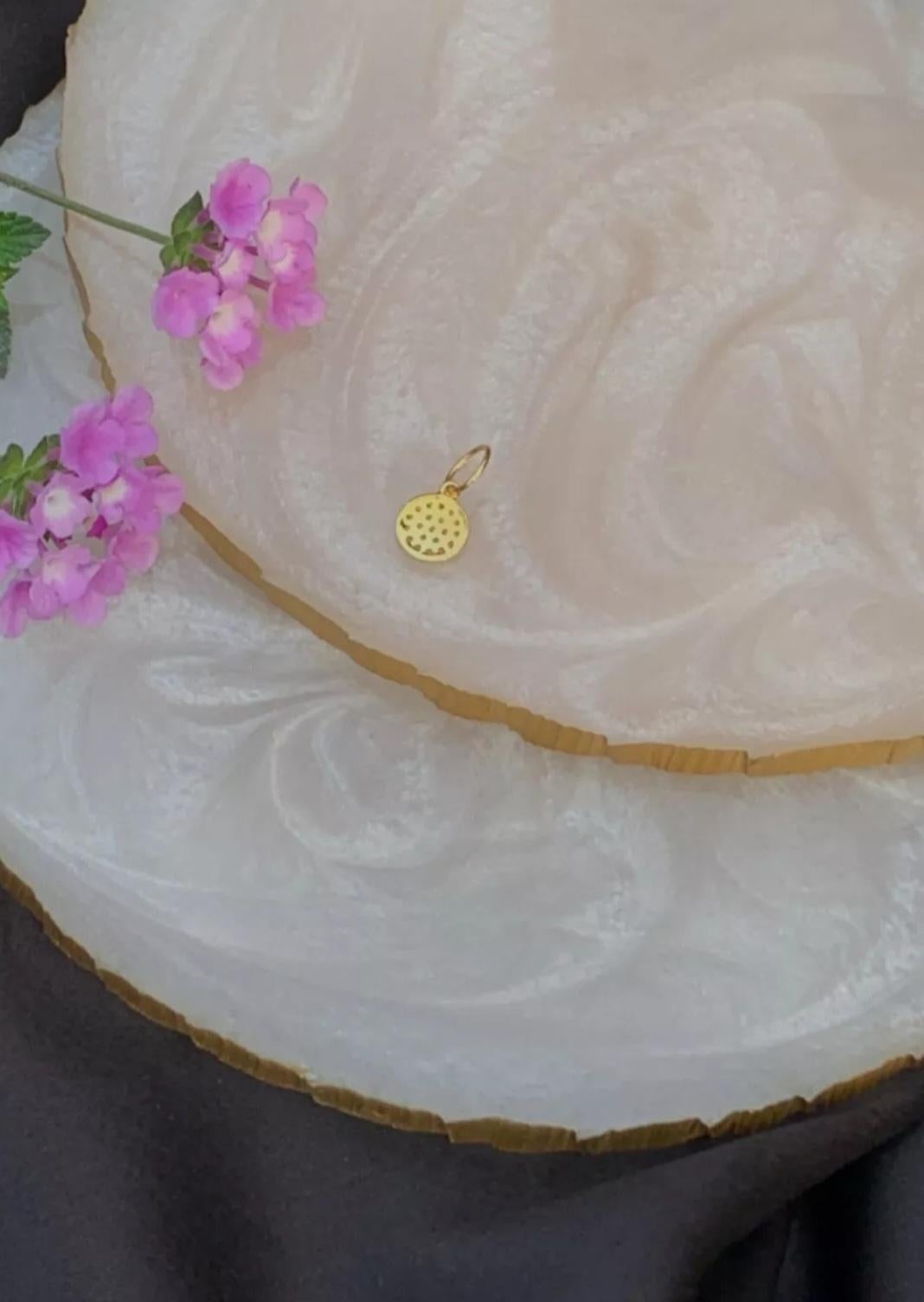 Runde Form Diamant-Anhänger 14K Massivgold Dainty Everyday-Anhänger Geschenk für Mutter. (Art déco) im Angebot