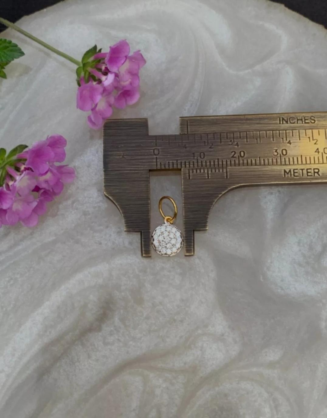 Runde Form Diamant-Anhänger 14K Massivgold Dainty Everyday-Anhänger Geschenk für Mutter. (Rundschliff) im Angebot