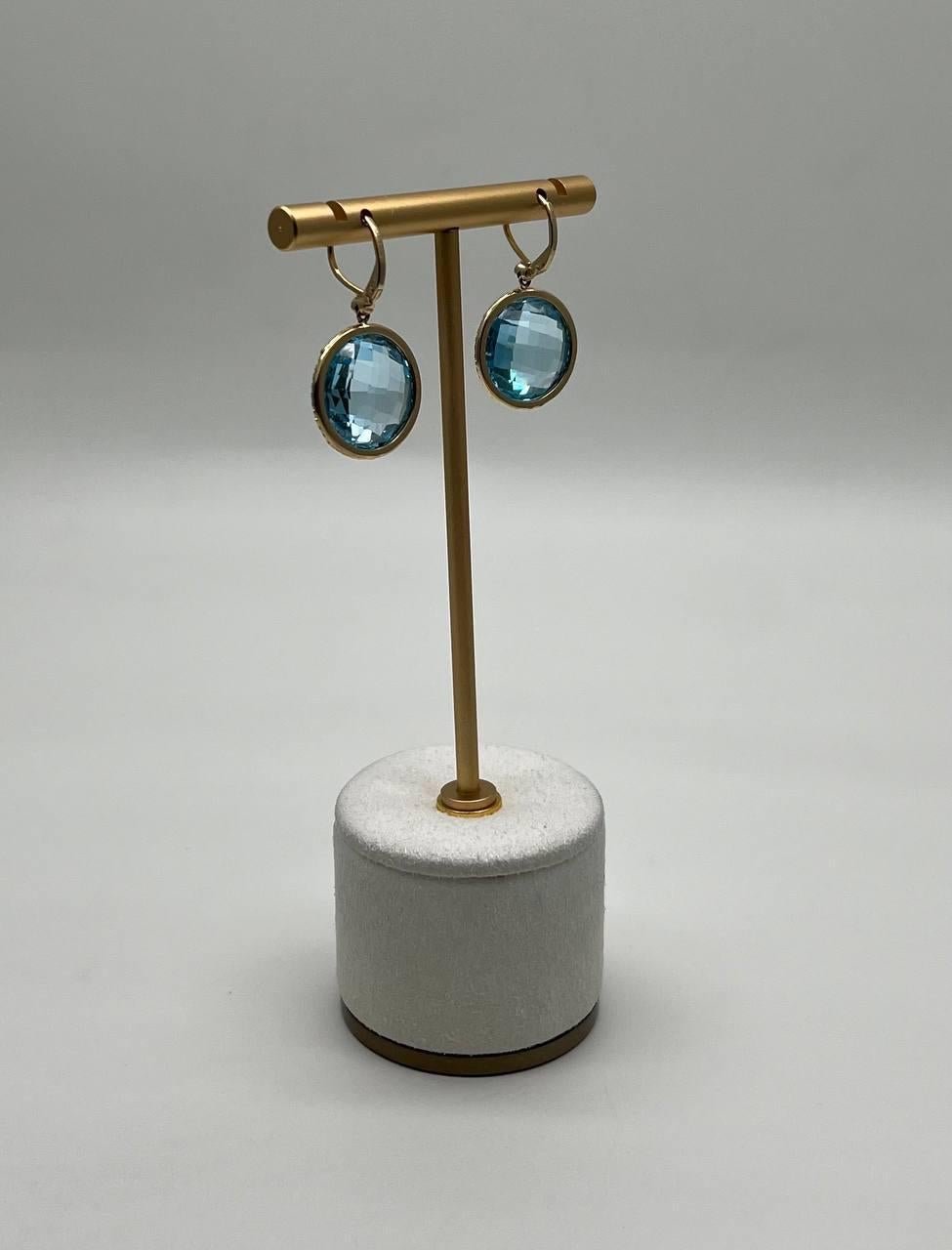Pendientes de oro de 14 quilates con forma redonda, corte facetado y gota de diamantes de topacio azul en venta 5