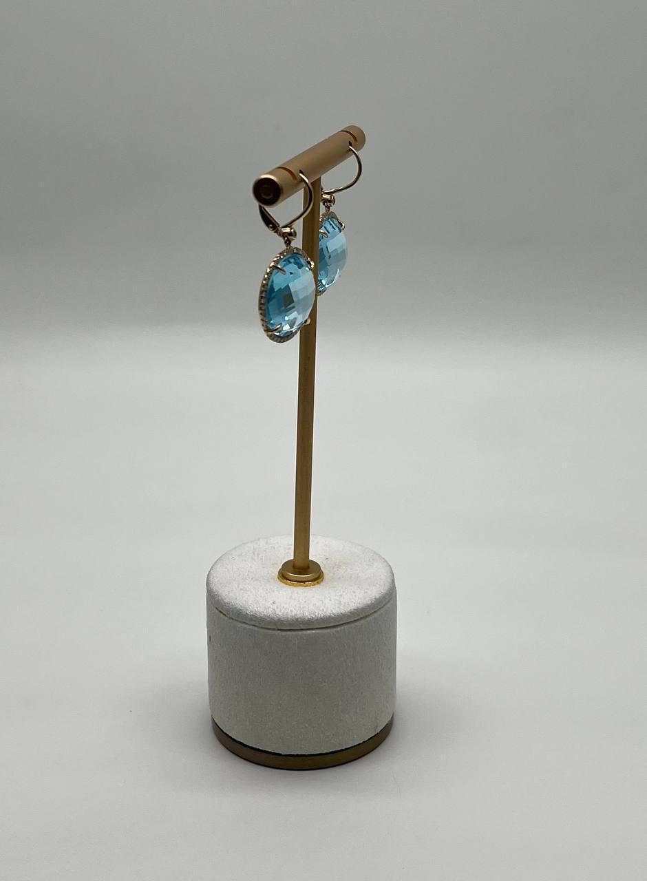 Pendientes de oro de 14 quilates con forma redonda, corte facetado y gota de diamantes de topacio azul en venta 6