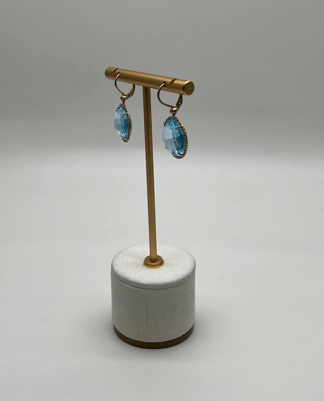 Pendientes de oro de 14 quilates con forma redonda, corte facetado y gota de diamantes de topacio azul en venta 7