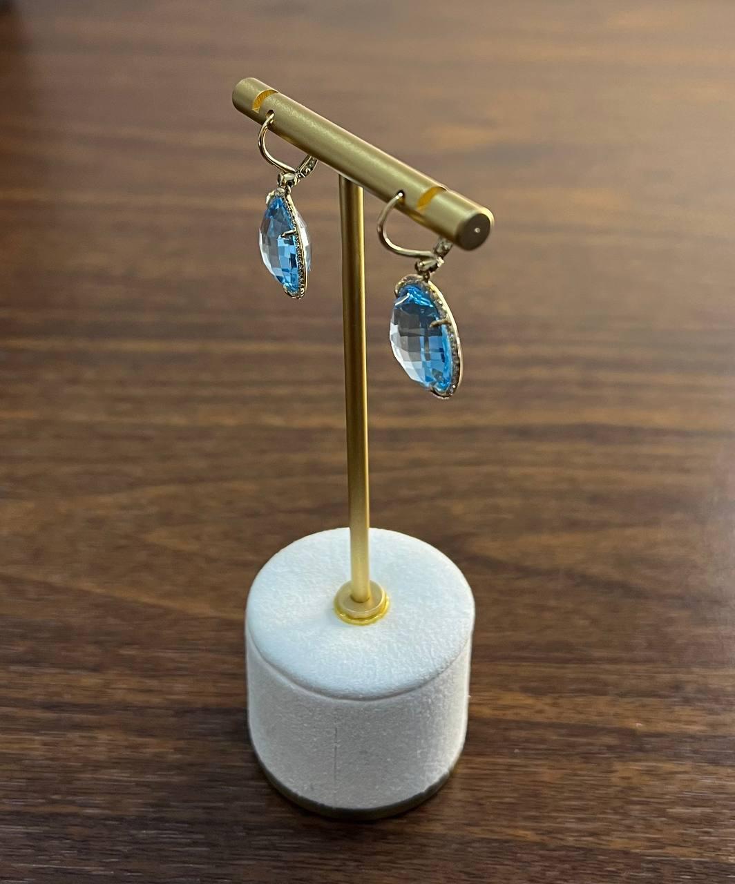 Pendientes de oro de 14 quilates con forma redonda, corte facetado y gota de diamantes de topacio azul Corte redondo en venta