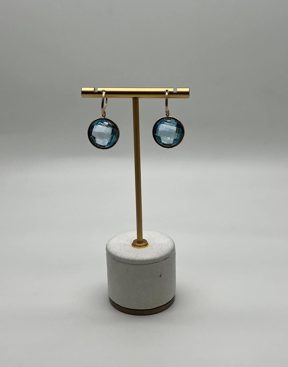 Pendientes de oro de 14 quilates con forma redonda, corte facetado y gota de diamantes de topacio azul en venta 4