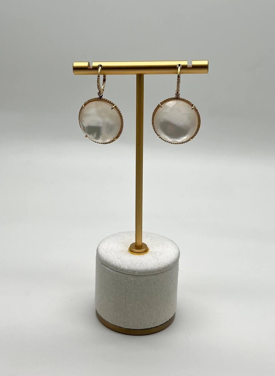 Pendientes de diamantes de forma redonda facetados de madreperla blanca y oro amarillo de 14 quilates 7