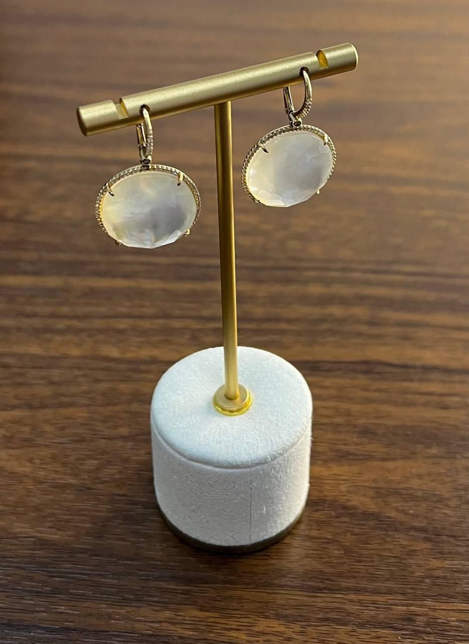 Pendientes de diamantes de forma redonda facetados de madreperla blanca y oro amarillo de 14 quilates Corte redondo