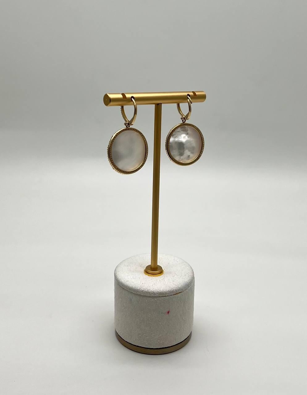 Pendientes de diamantes de forma redonda facetados de madreperla blanca y oro amarillo de 14 quilates en Nuevo Estado en Oakton, VA
