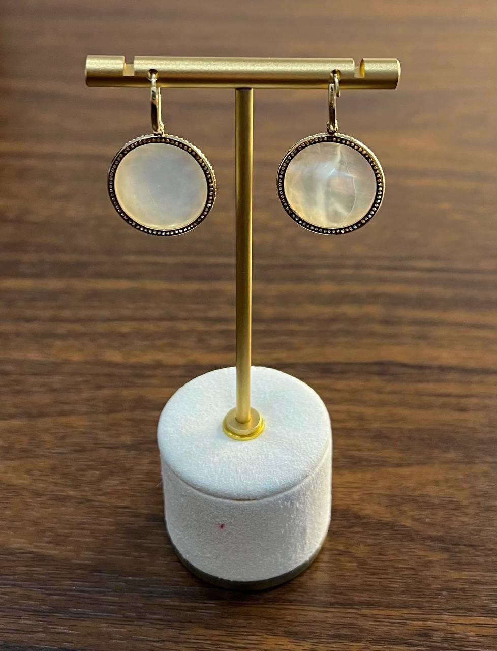 Pendientes de diamantes de forma redonda facetados de madreperla blanca y oro amarillo de 14 quilates 1
