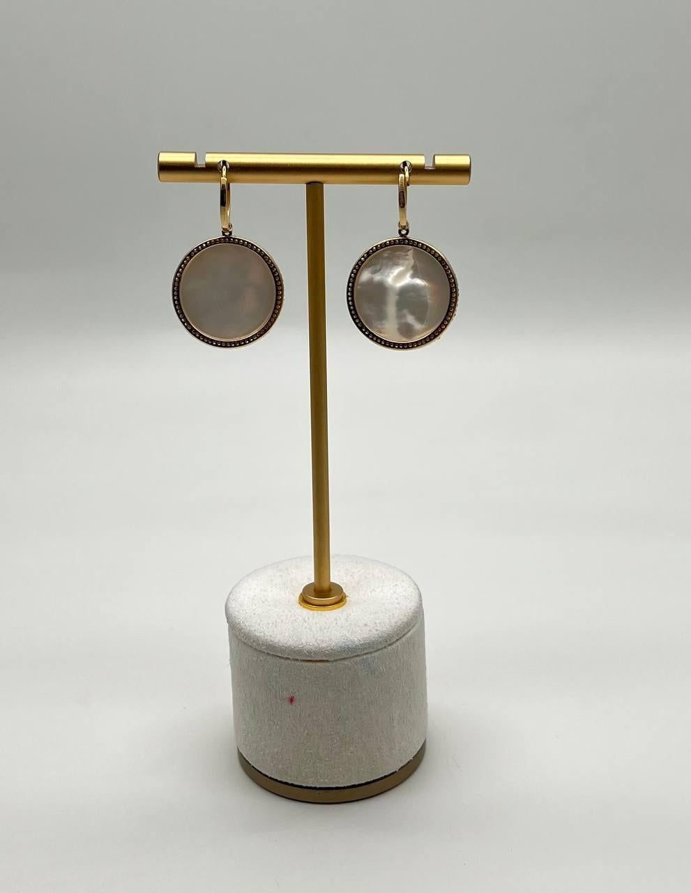 Pendientes de diamantes de forma redonda facetados de madreperla blanca y oro amarillo de 14 quilates 3