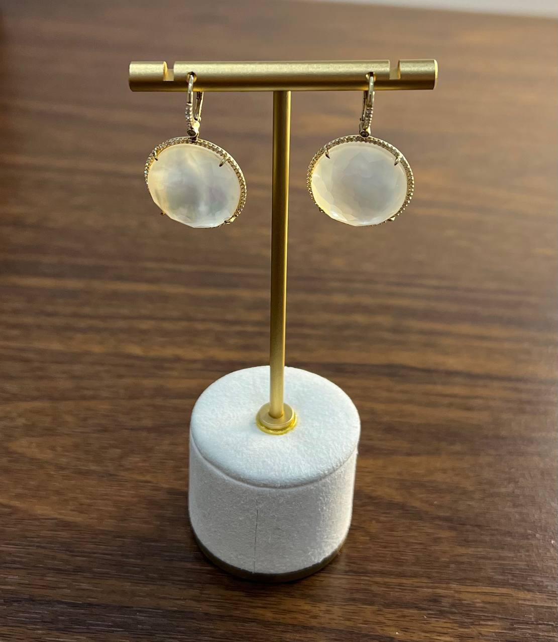 Pendientes de diamantes de forma redonda facetados de madreperla blanca y oro amarillo de 14 quilates 4