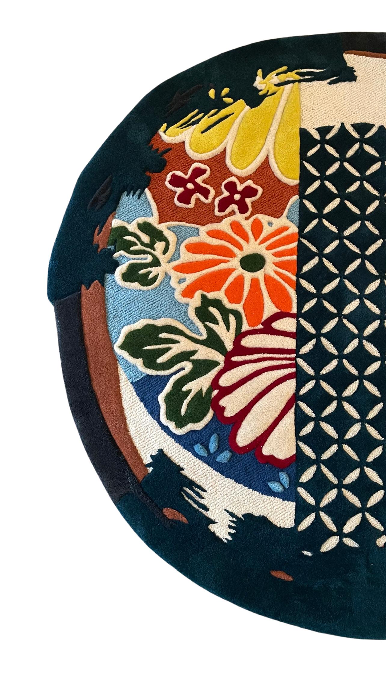 Zeitgenössischer runder handgetufteter Viskose-Wollteppich mit japanischem Muster Teppich von RAG Home

Originalentwurf von Rannisa Soraya von RAG Home
Handgetuftet mit gemischten Methoden und Farben. Die Größe kann auf Anfrage angepasst werden.
