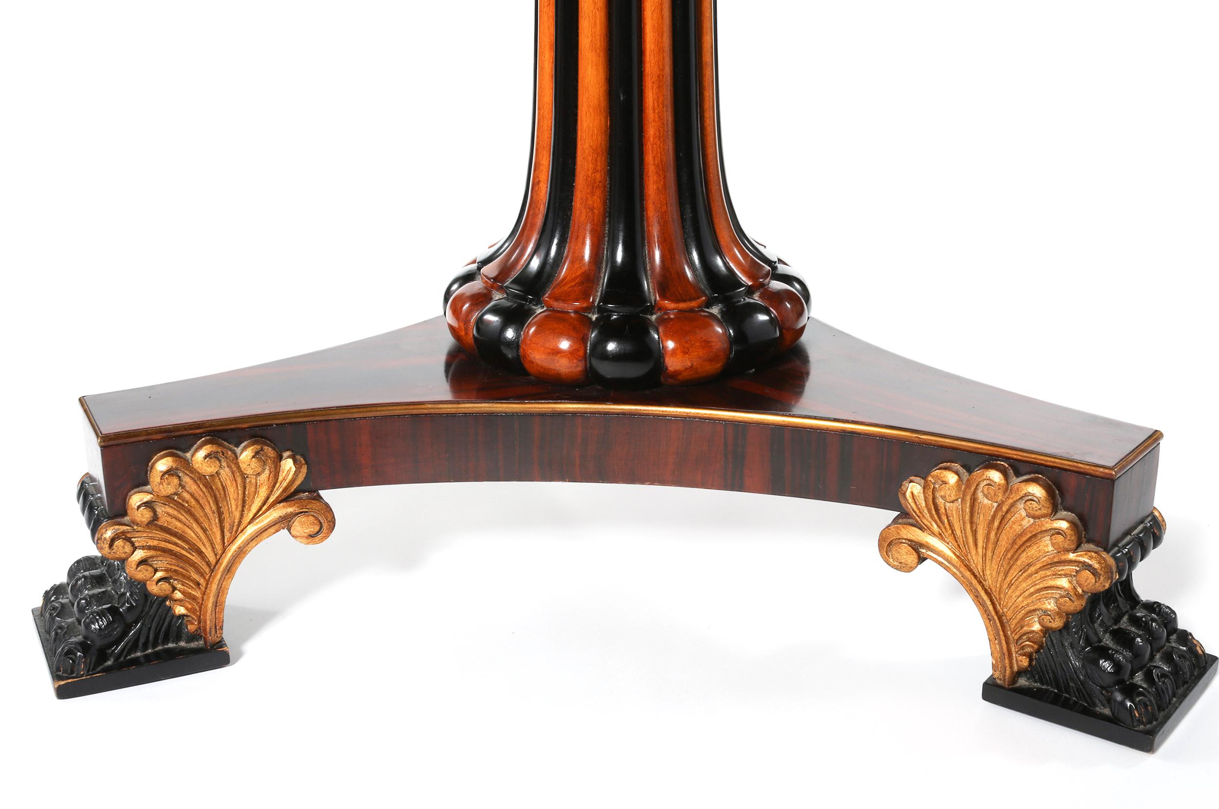 italien Table centrale de forme ronde à plateau en marqueterie et piédestal en vente