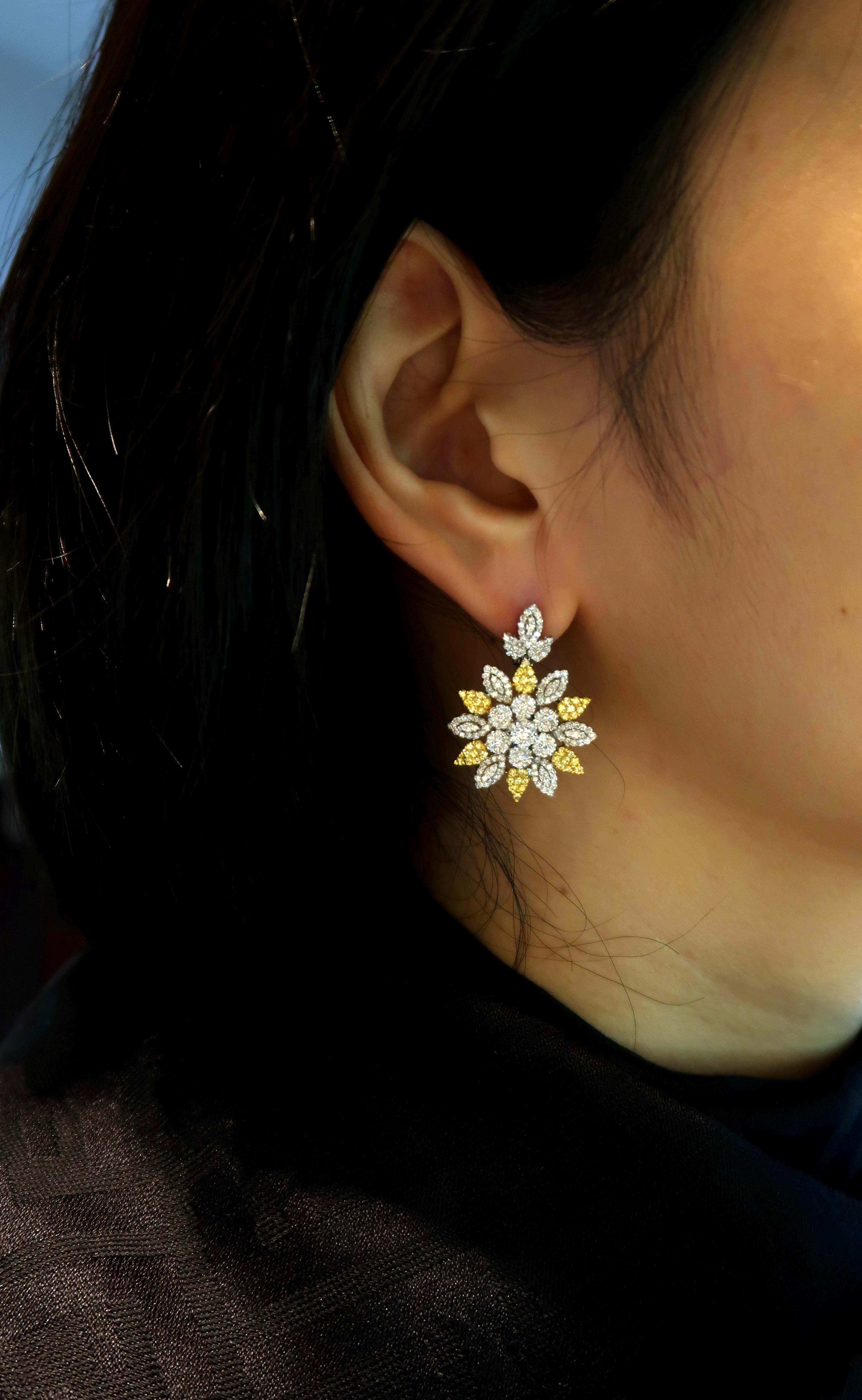 Round Shape Motif Diamond and Yellow Sapphire Dangle Gold Earrings In New Condition For Sale In Bangkok, TH