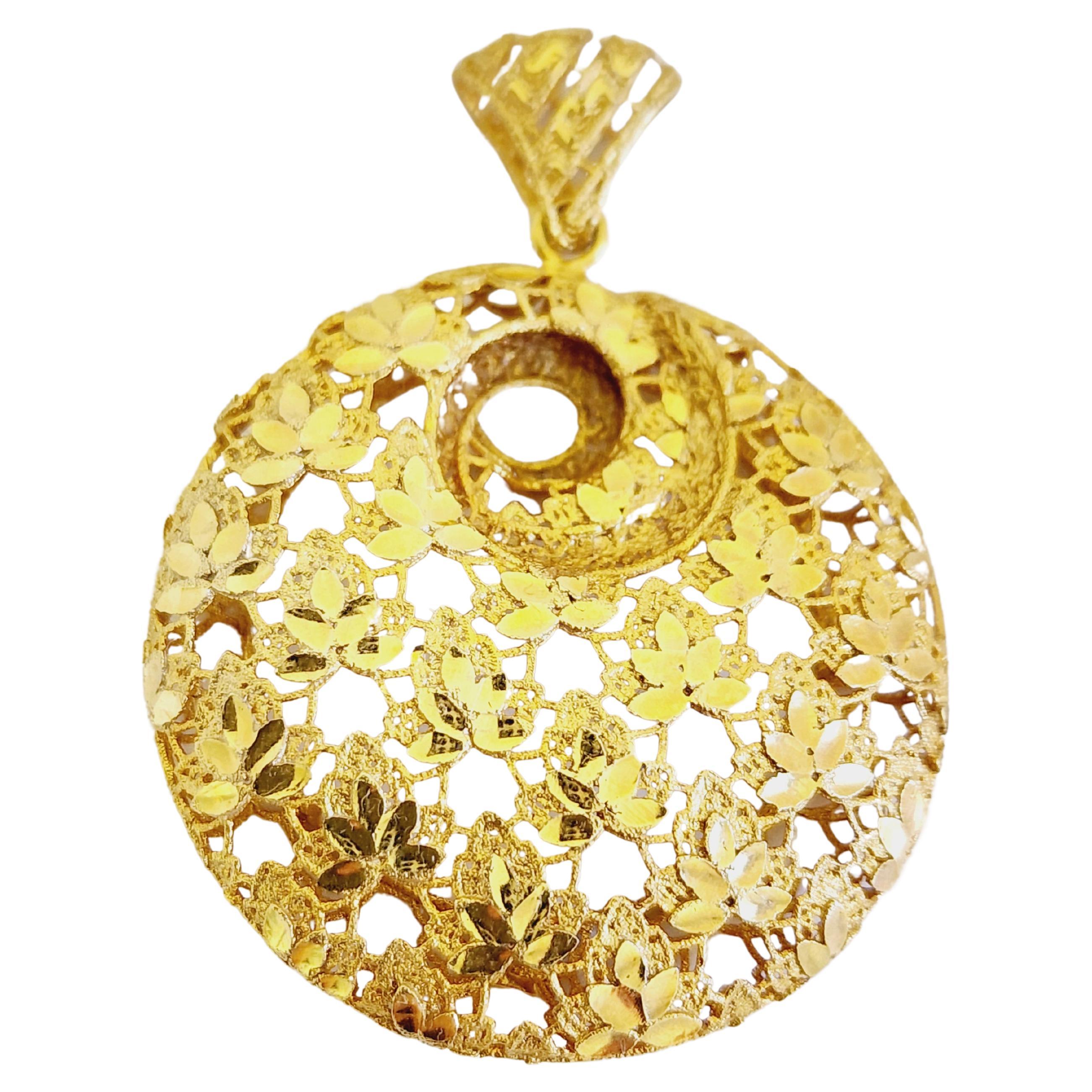 Round Shape Pendant 14 Karat Yellow Gold