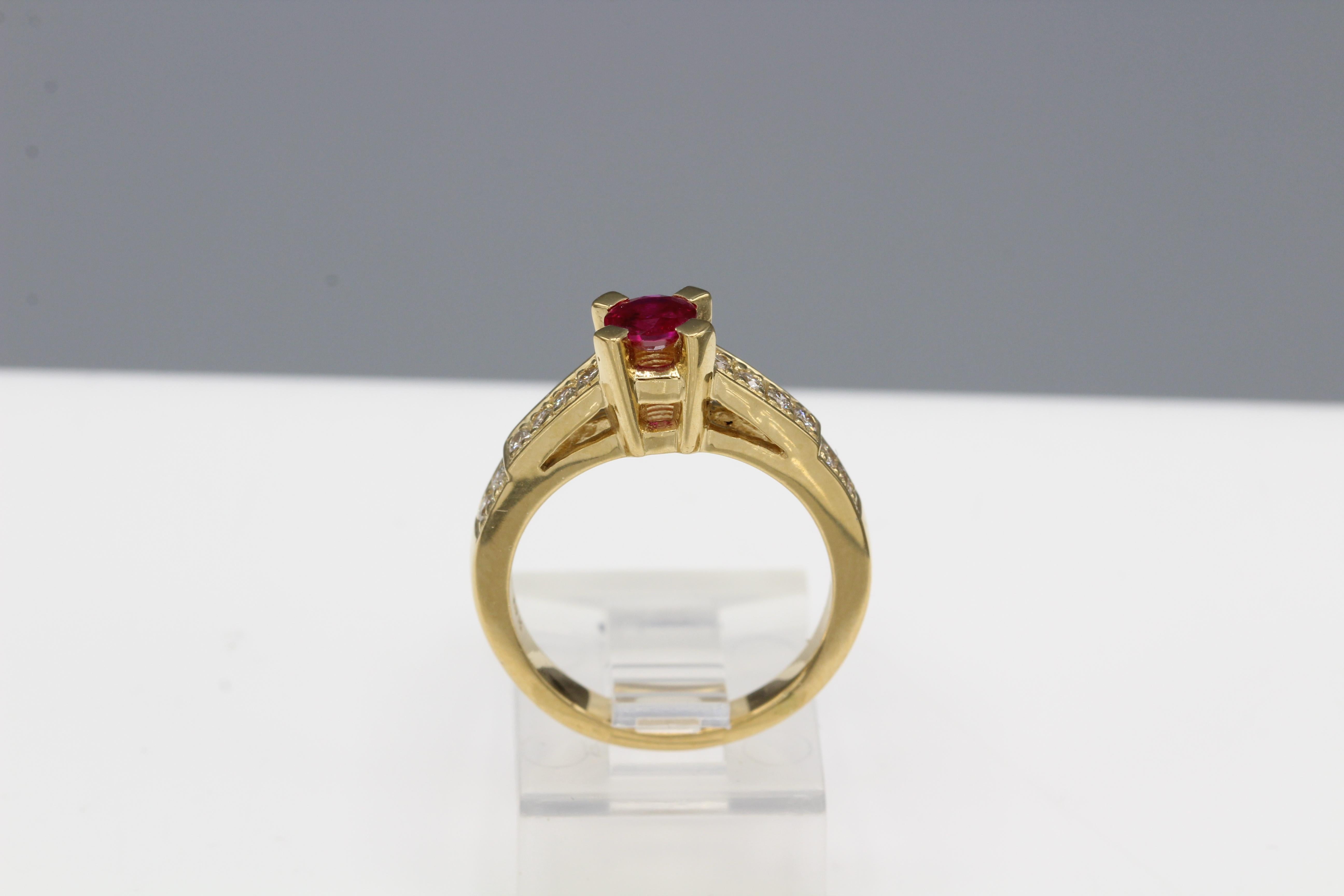 Anello con rubino rotondo da 0,50 carati in oro giallo 18 carati e diamanti in vendita 5