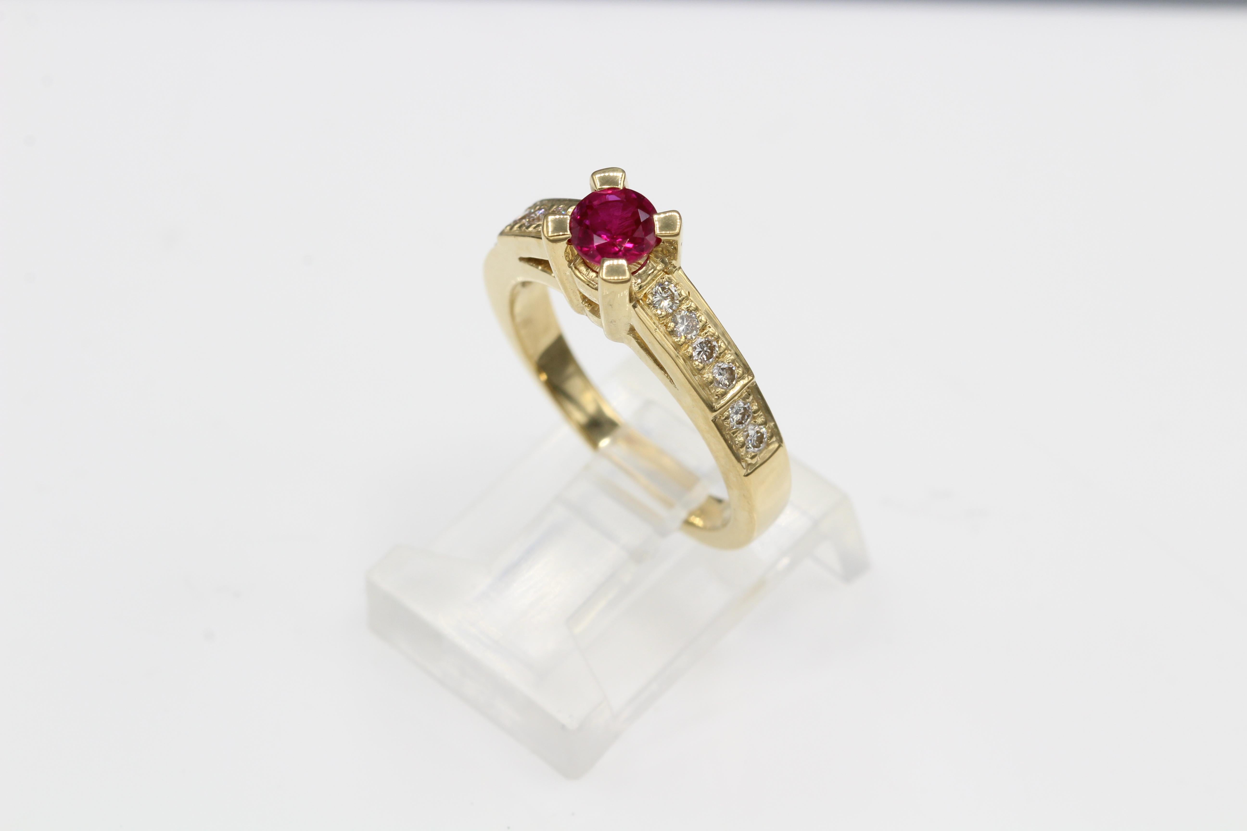 Anello con rubino rotondo da 0,50 carati in oro giallo 18 carati e diamanti in vendita 6