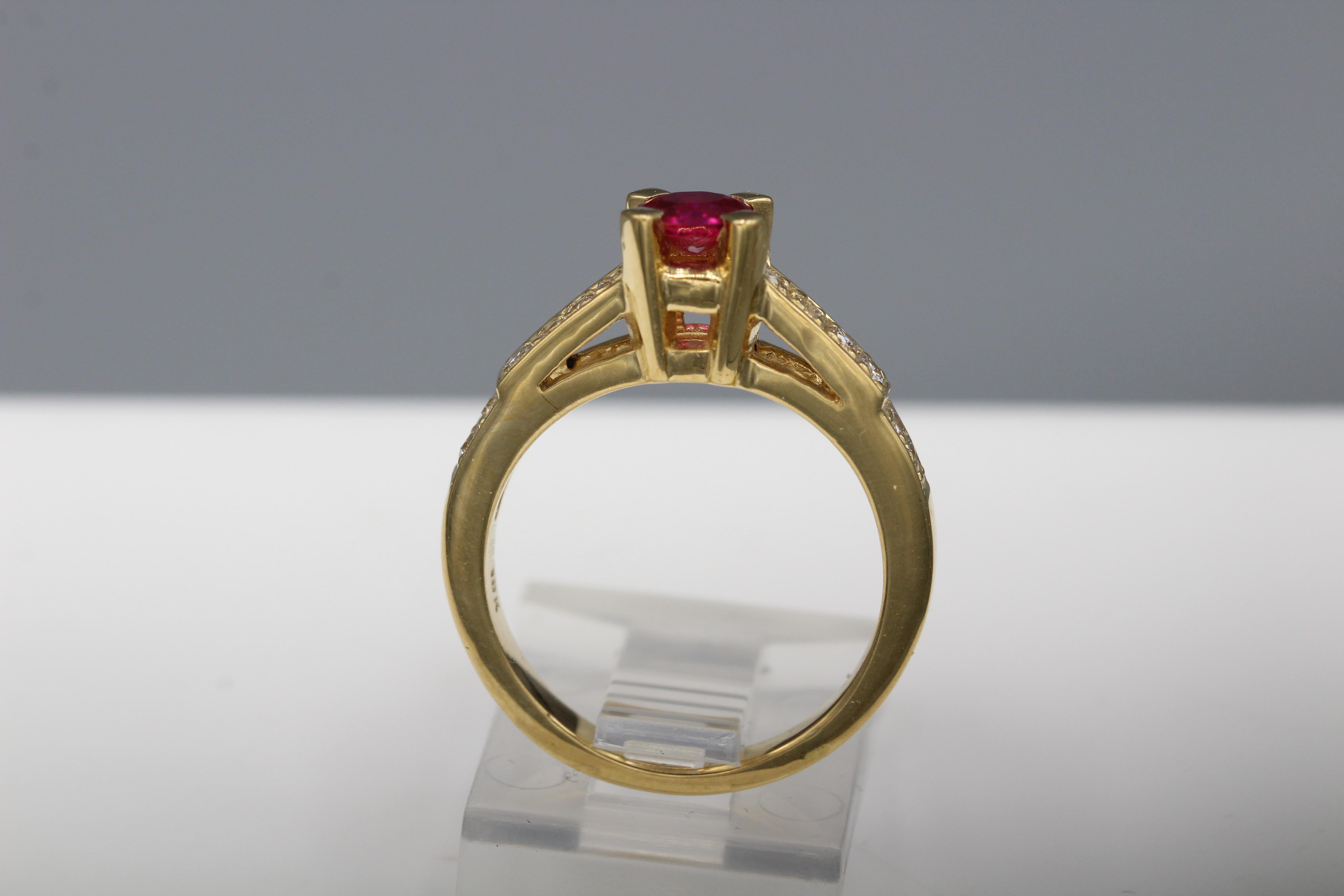 Anello con rubino rotondo da 0,50 carati in oro giallo 18 carati e diamanti in vendita 7
