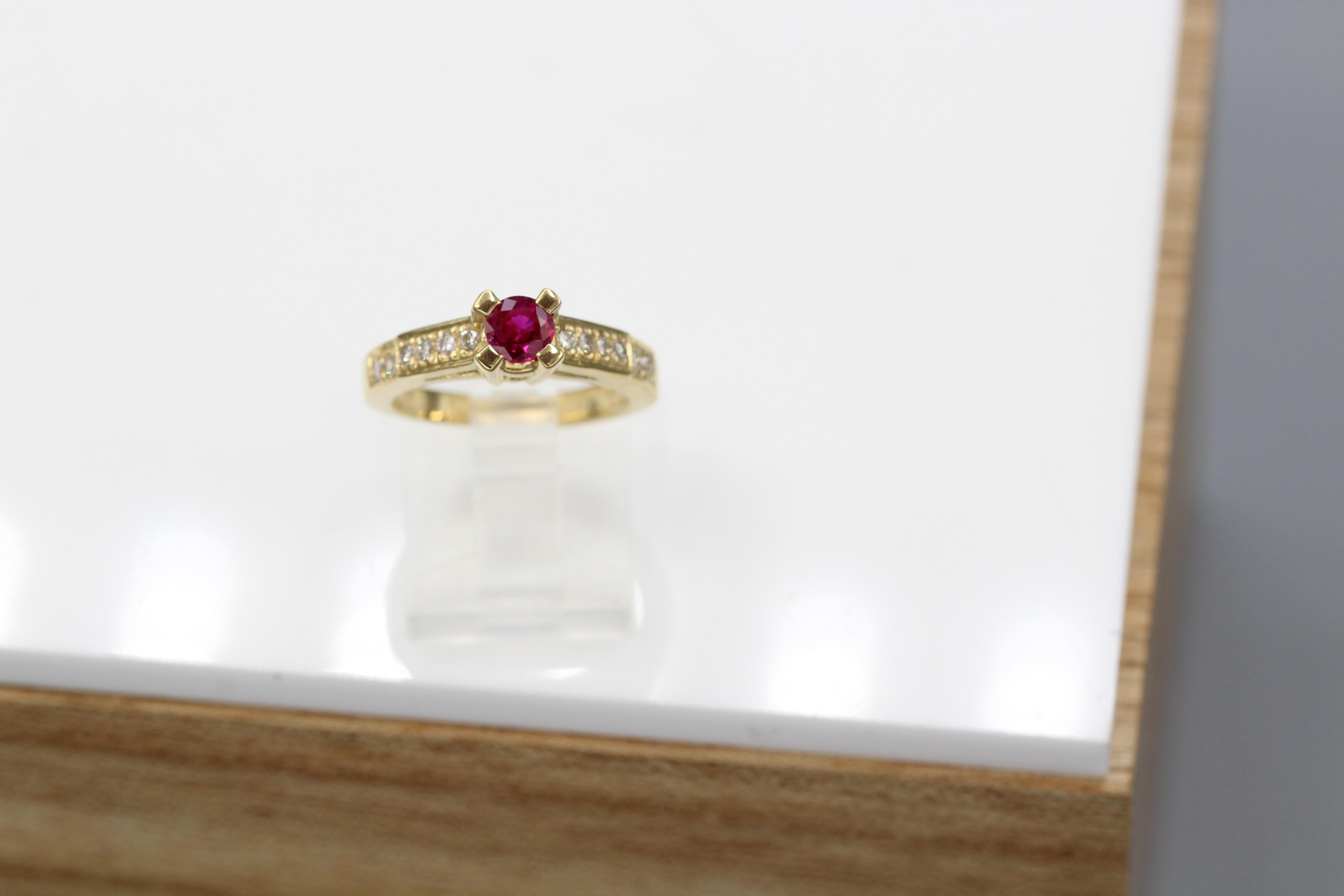 Anello con rubino rotondo da 0,50 carati in oro giallo 18 carati e diamanti in vendita 8