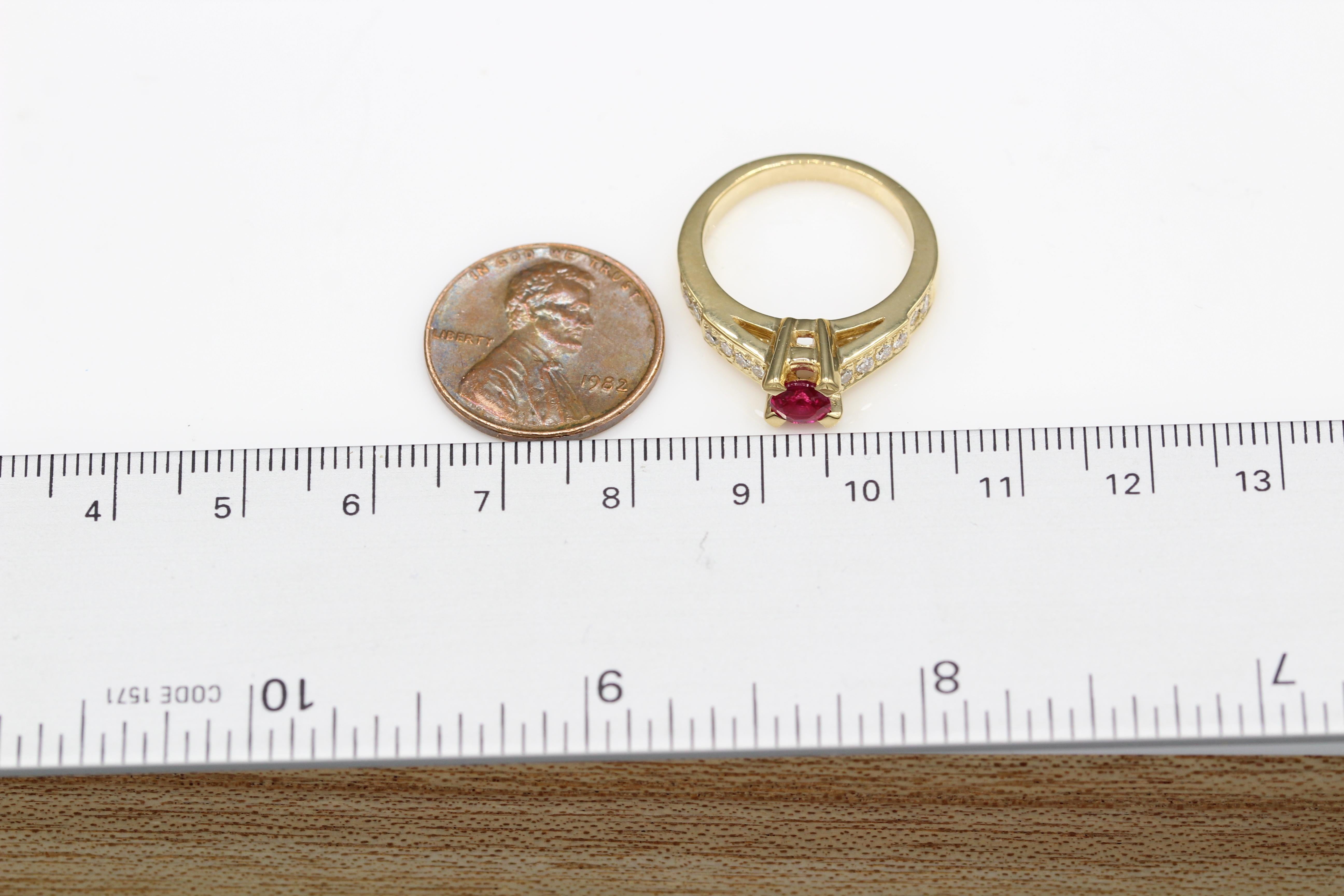 Anello con rubino rotondo da 0,50 carati in oro giallo 18 carati e diamanti in vendita 9