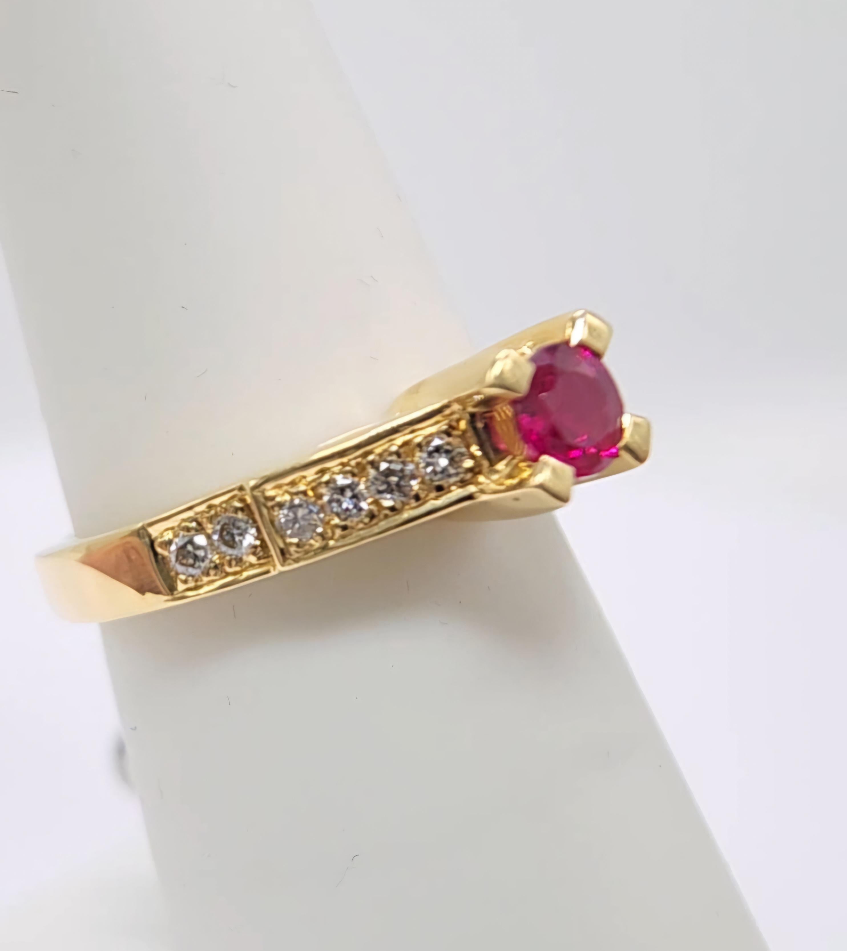 Anello con rubino rotondo da 0,50 carati in oro giallo 18 carati e diamanti in vendita 12