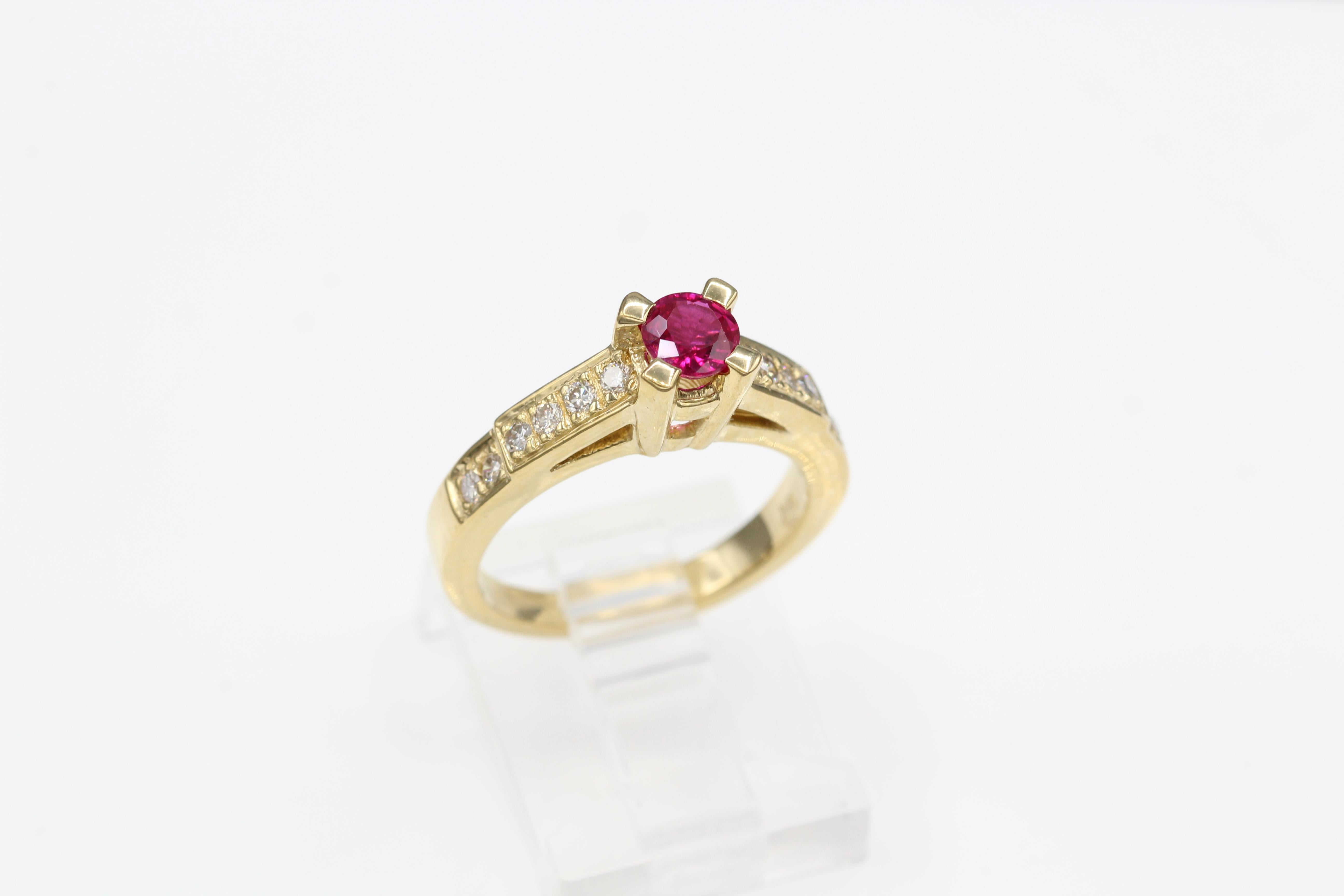 Round Shape Ruby 0.50 Carat Ring 18 Karat Yellow Gold with Diamonds For Sale 1