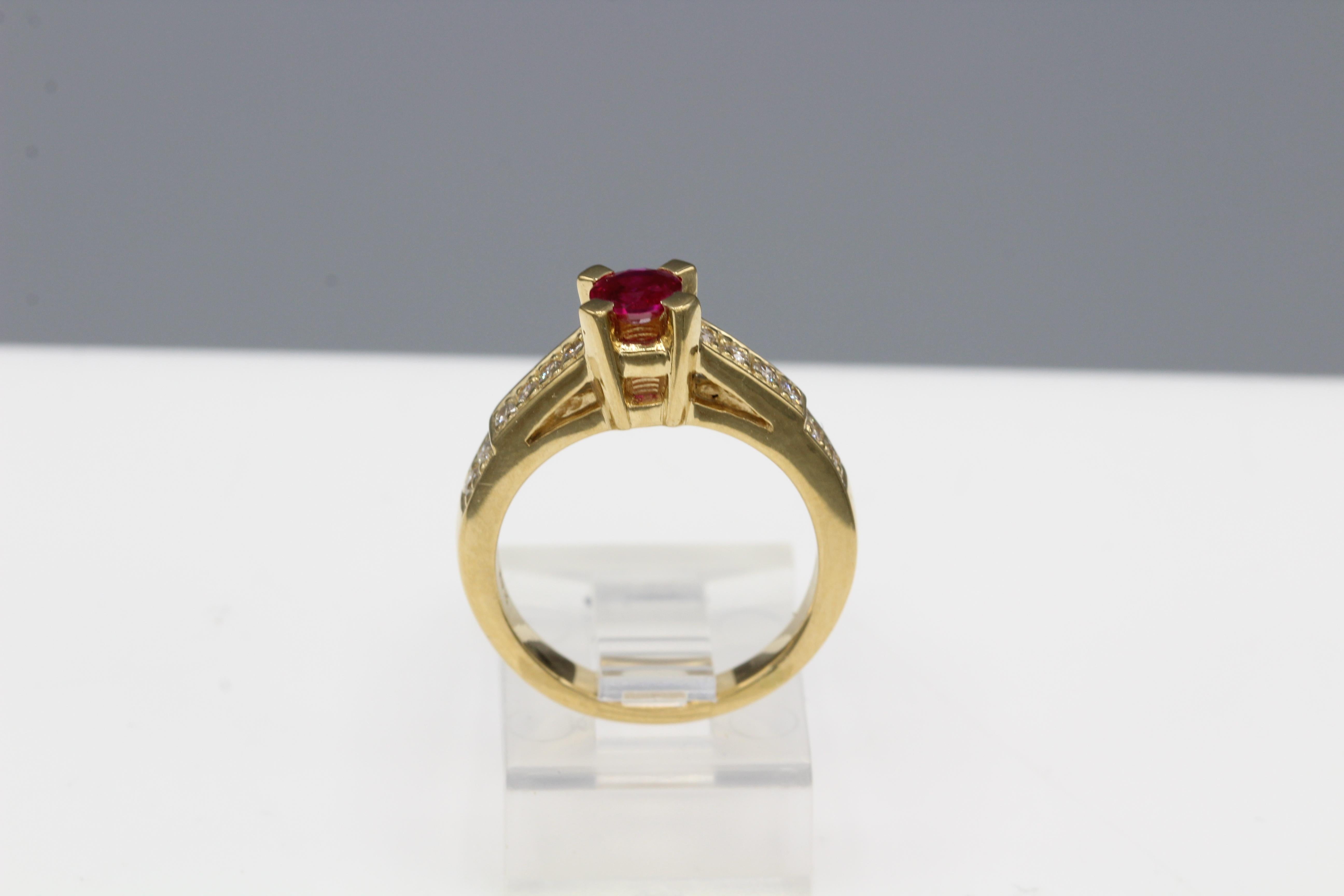 Anello con rubino rotondo da 0,50 carati in oro giallo 18 carati e diamanti in vendita 4