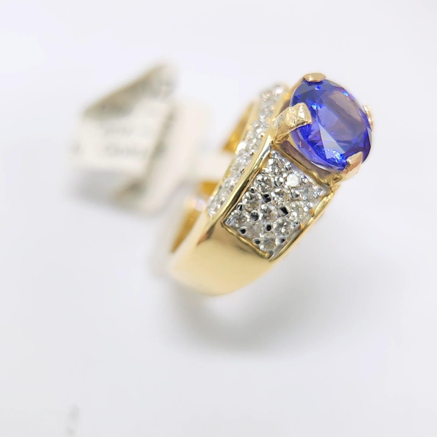 Round Shape Tanzanite 3.16 Carat and Diamond Ring 18 Karat Gold. For Sale 6