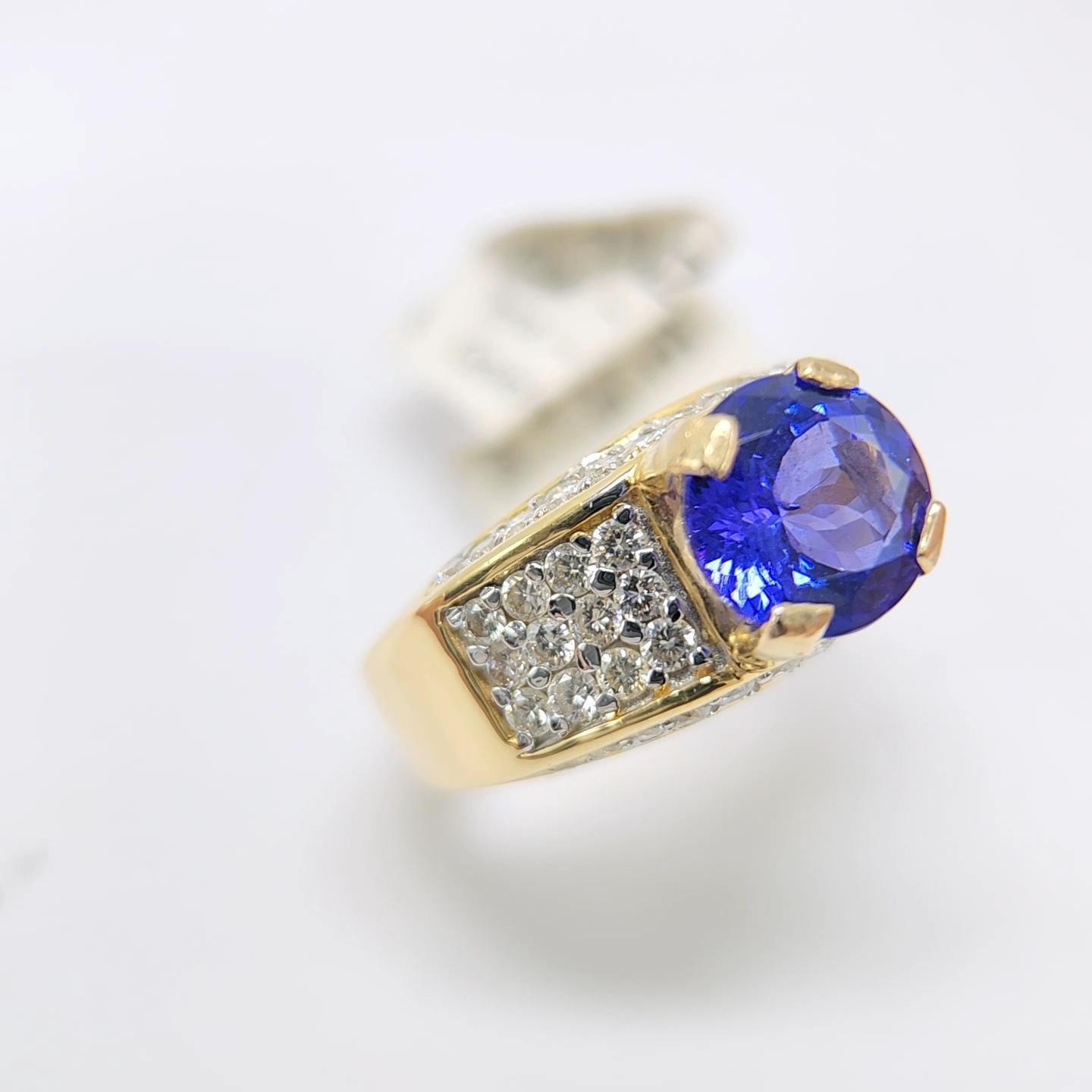 Round Shape Tanzanite 3.16 Carat and Diamond Ring 18 Karat Gold. For Sale 7