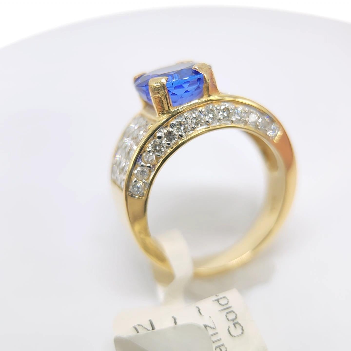 Women's Round Shape Tanzanite 3.16 Carat and Diamond Ring 18 Karat Gold. For Sale