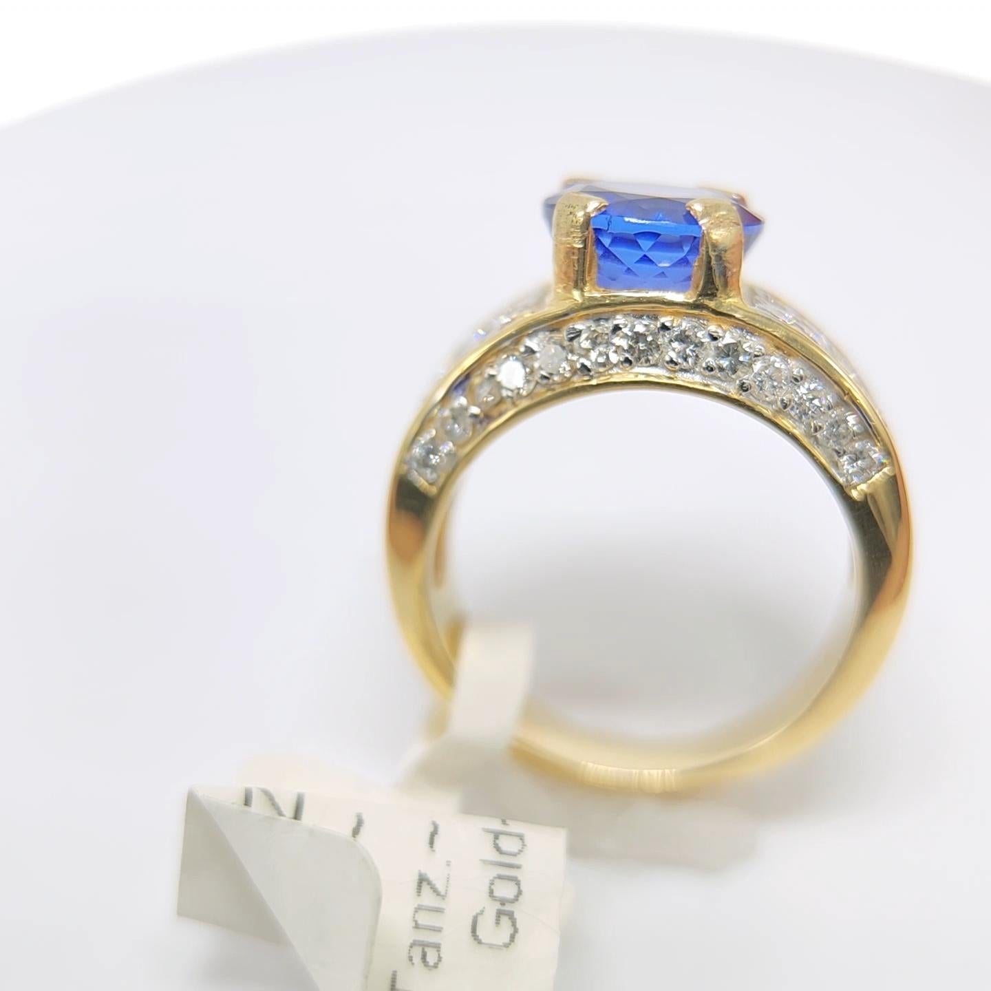Round Shape Tanzanite 3.16 Carat and Diamond Ring 18 Karat Gold. For Sale 1