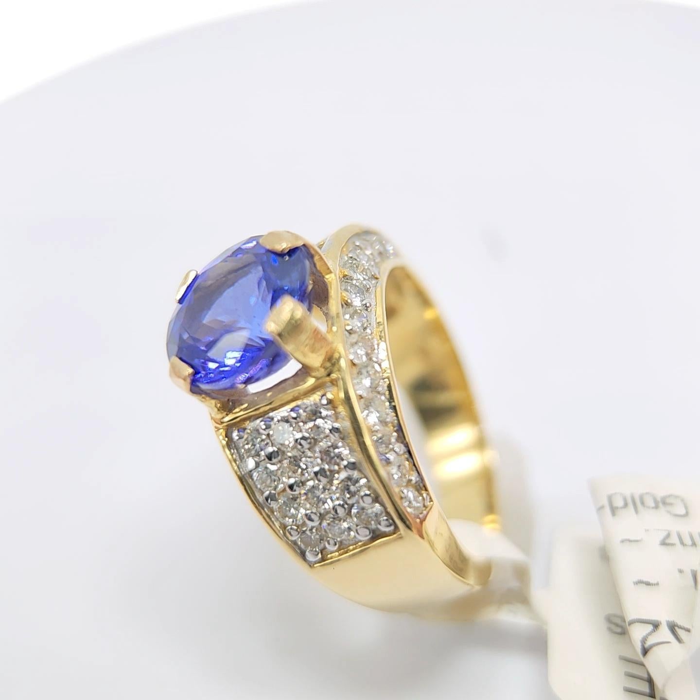 Round Shape Tanzanite 3.16 Carat and Diamond Ring 18 Karat Gold. For Sale 2