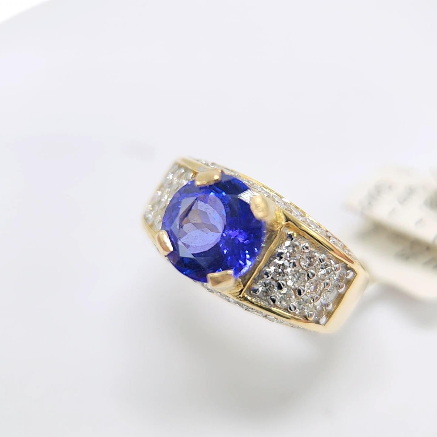 Round Shape Tanzanite 3.16 Carat and Diamond Ring 18 Karat Gold. For Sale 3