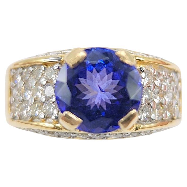 Anillo de tanzanita redonda de 3,16 quilates y diamantes de oro de 18 quilates.