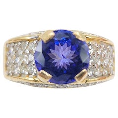 Anello con tanzanite di forma rotonda da 3,16 carati e diamanti in oro 18 carati.