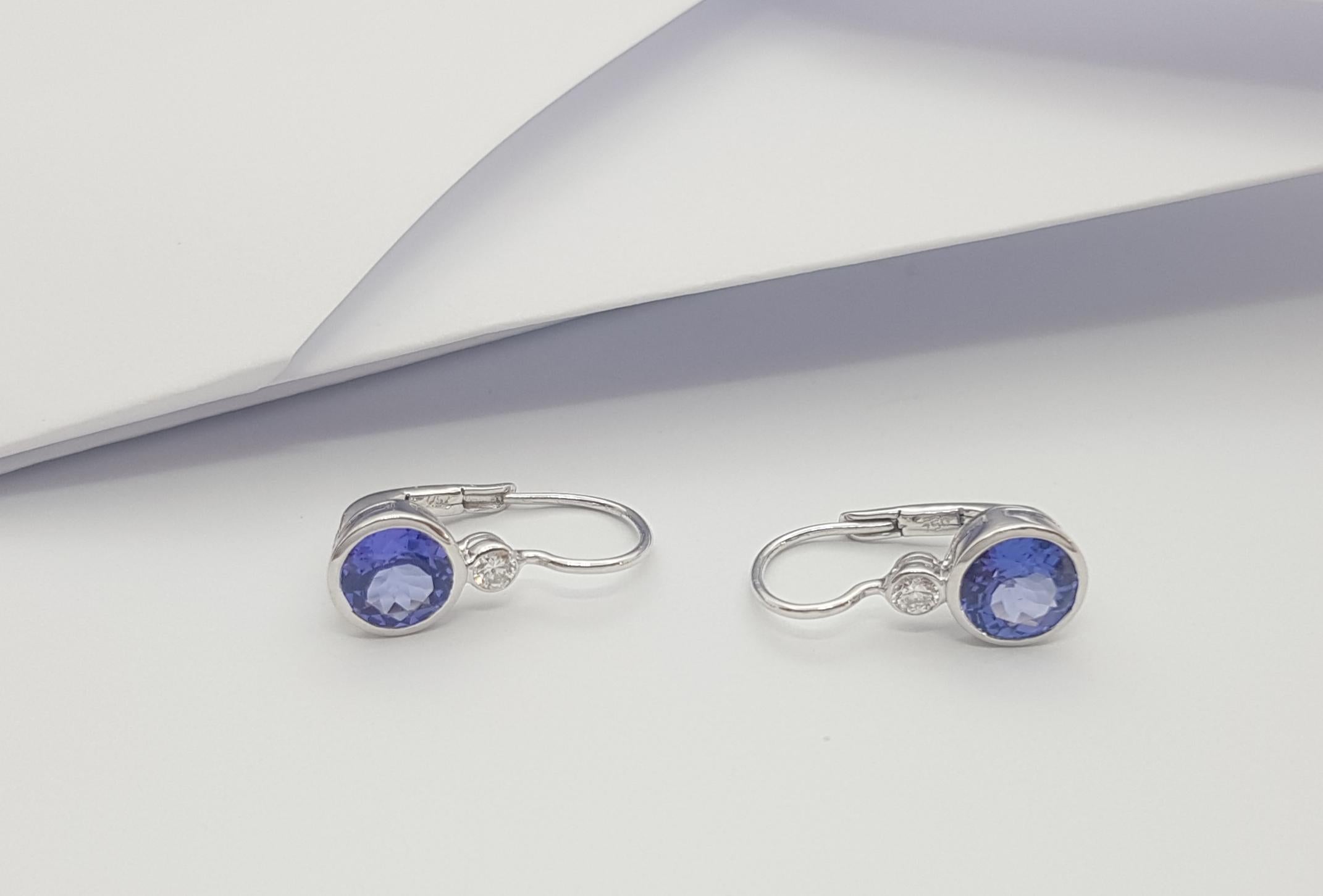 Round Shape Tanzanite with Diamond Earrings Set in 18k White Gold Settings In New Condition For Sale In Bangkok, TH