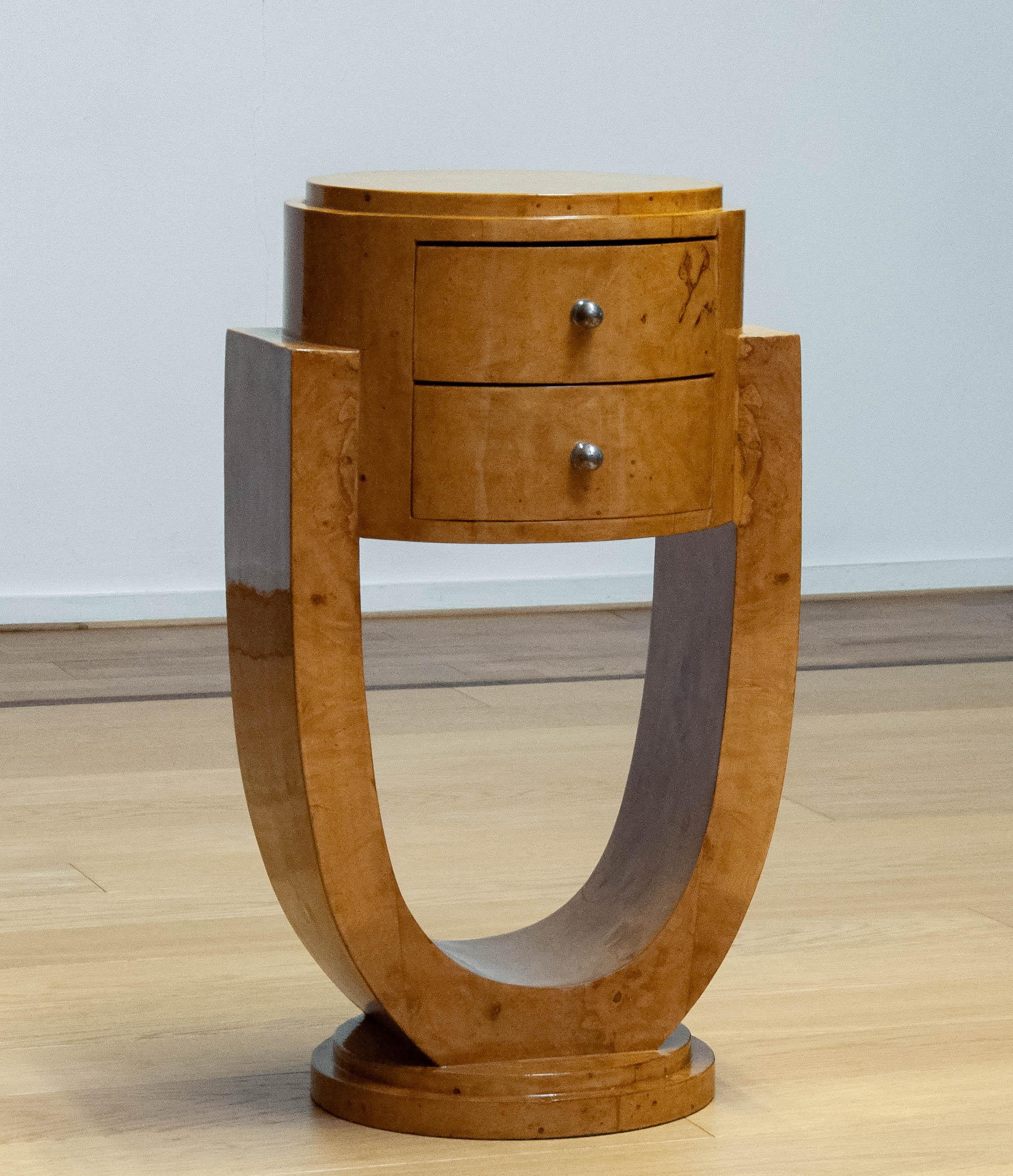 Beautiful and extremely decorative pedestal / side table or night stand in Art Deco style hand made in the 1990s in Asia for the European market.
Veneered with poplar burl having a fantastic grain and color.
Very easy to integrate into any interior