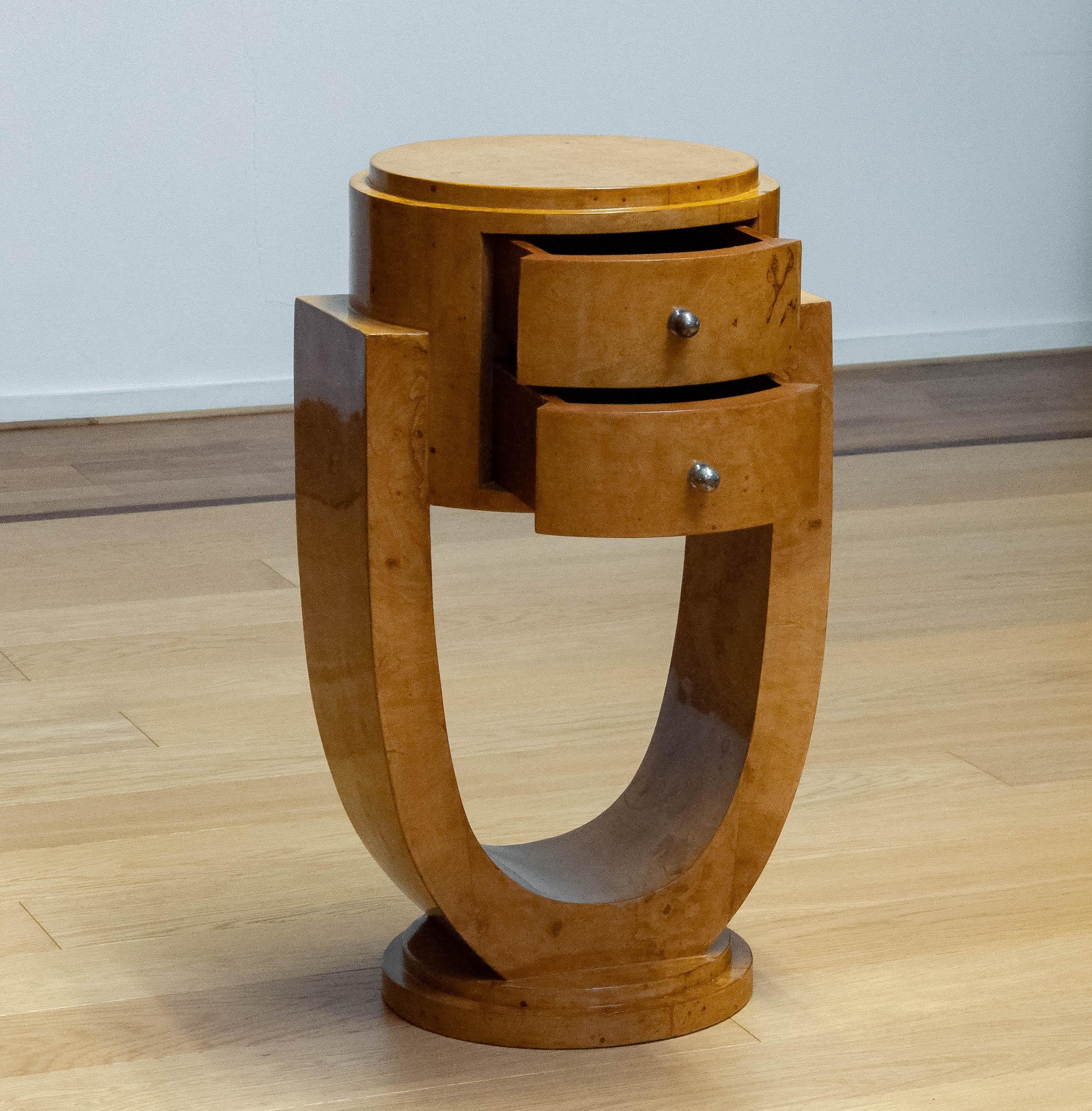 Late 20th Century Round Shaped Art Deco Pedestal / Side Table / Night Stand In Poplar Burl