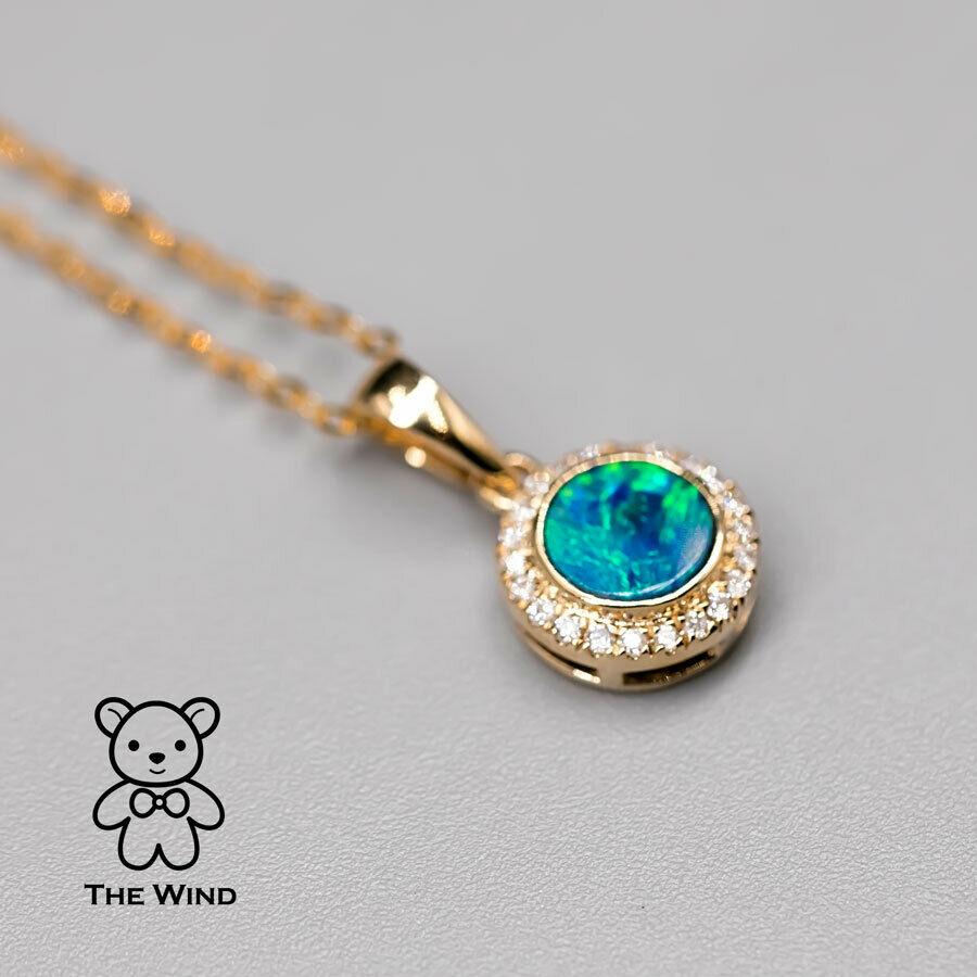Arts and Crafts Collier pendentif Go jaune 14 carats avec opale doublet australienne de forme ronde et halo de diamants en vente