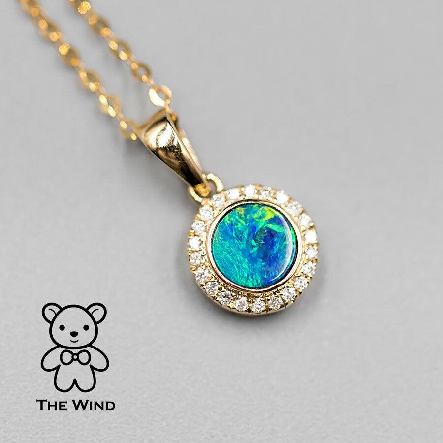 Taille ronde Collier pendentif Go jaune 14 carats avec opale doublet australienne de forme ronde et halo de diamants en vente