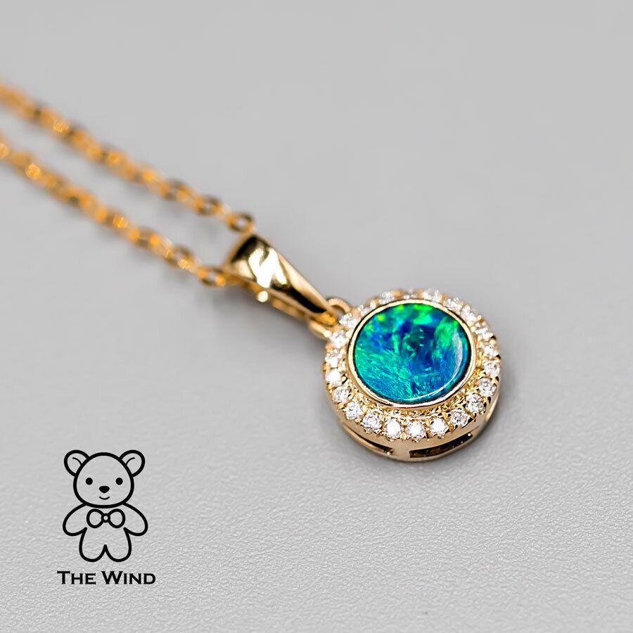Collier pendentif Go jaune 14 carats avec opale doublet australienne de forme ronde et halo de diamants Neuf - En vente à Suwanee, GA