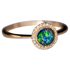 Rundgeschliffener australischer Doublet-Opal mit Diamanten im Halo-Design, 14-karätiges Gelbgold