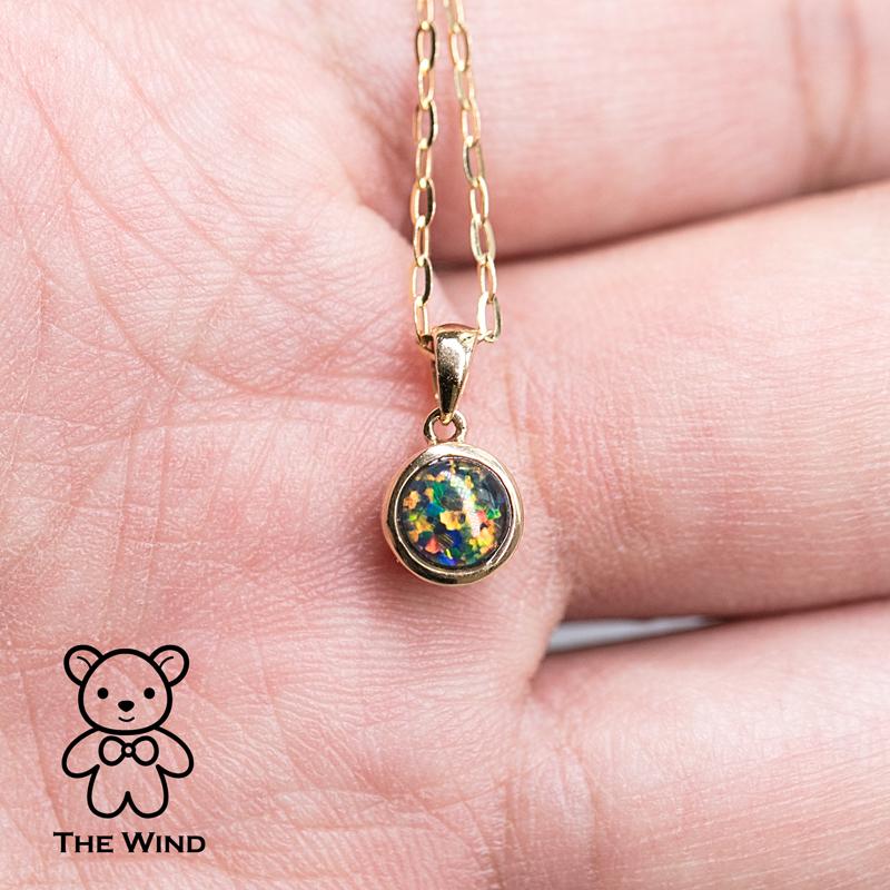 Arts and Crafts Collier d'opales australiennes triples de forme ronde en or jaune 14 carats en vente