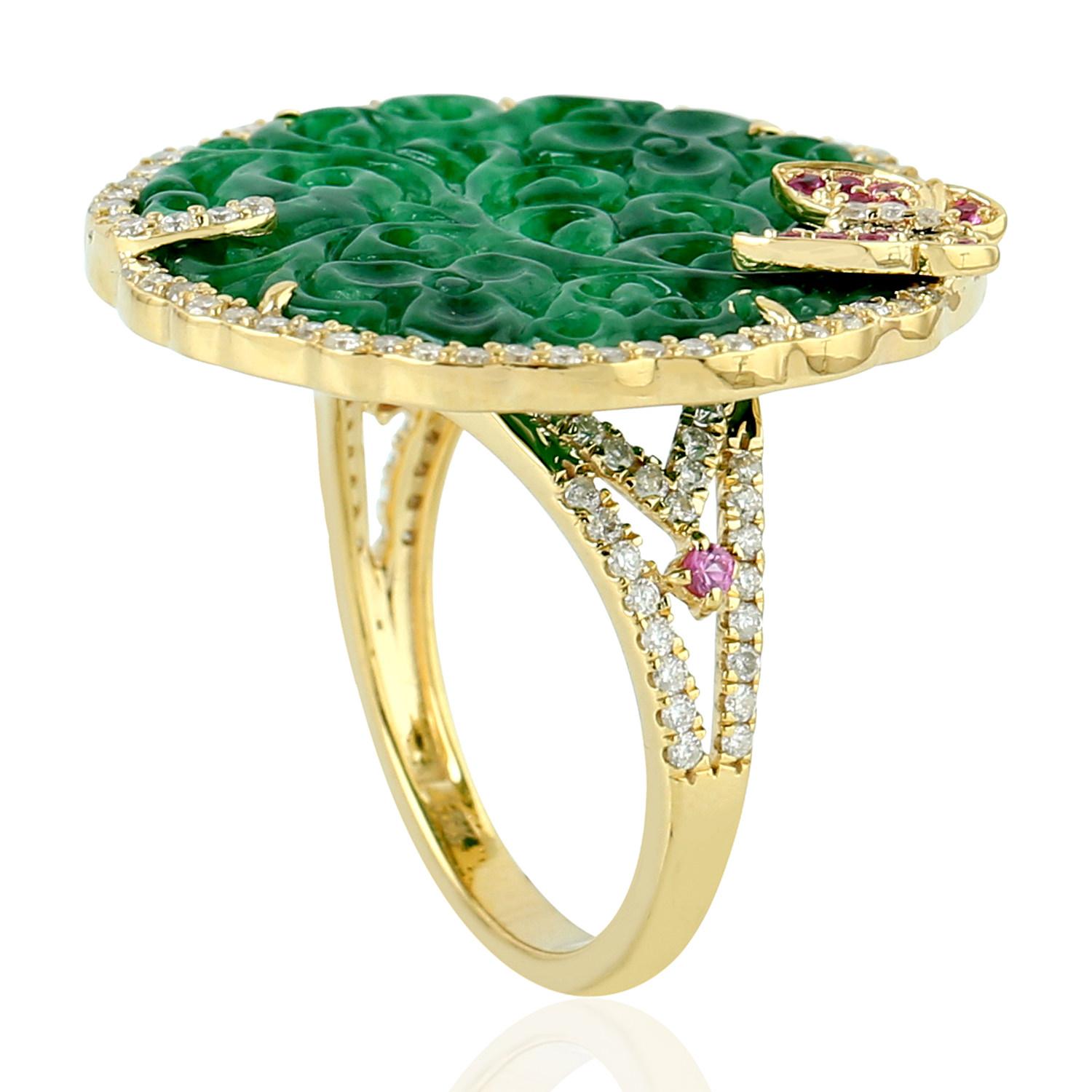 Art Deco Round Shaped Carved Green Jade Cocktail Ring With Butterfly in Pink Sapphire For Sale