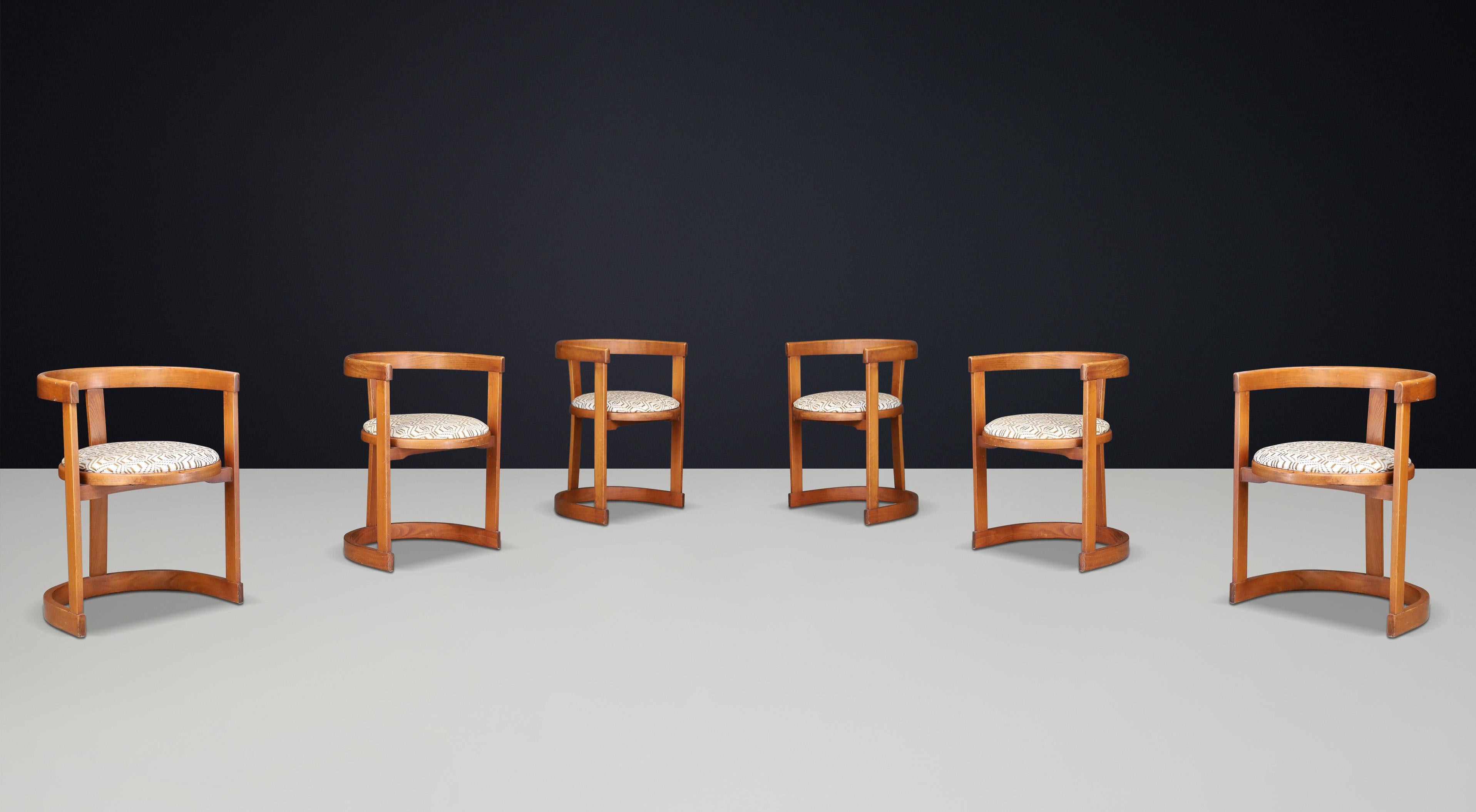 Round-Shaped Dining Room Chairs in Wood and Original Upholstery, Italy, 1960s

This set of six dining room chairs, crafted from beech wood and upholstered in soft fabric, originates from Italy and reflects the iconic design of the 1960s.

The chairs