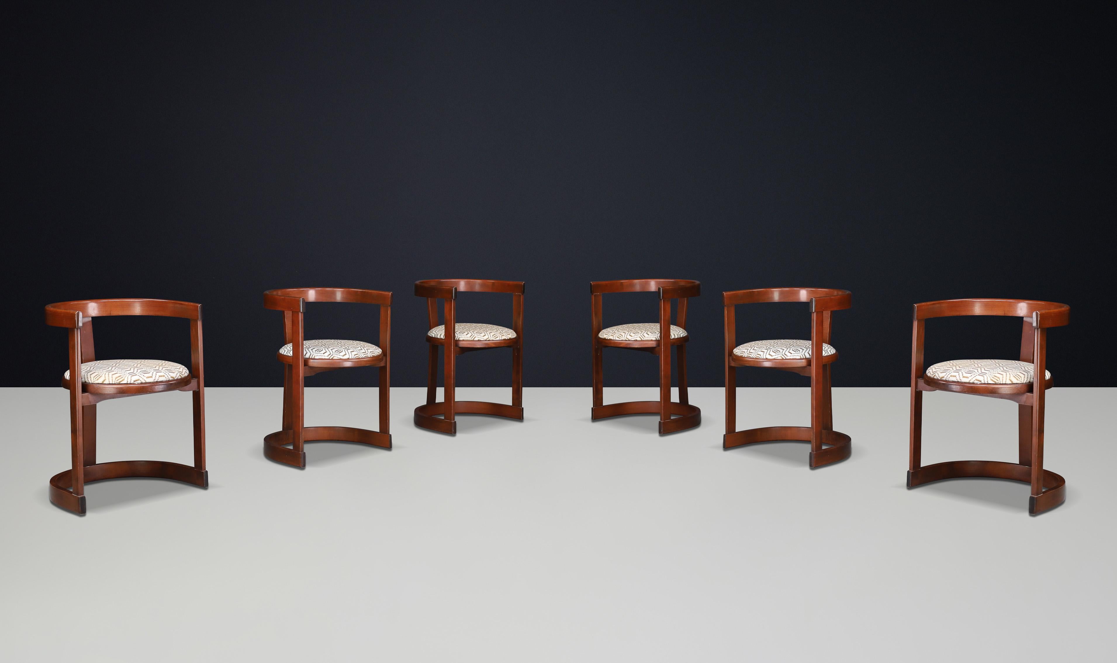 Round-Shaped Dining Room Chairs in Wood and Original Upholstery, Italy, 1960s

This set of six dining room chairs, crafted from beech wood and upholstered in soft fabric, originates from Italy and reflects the iconic design of the 1960s.

The chairs