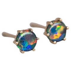 Rund geformte minimalistische Ohrstecker mit sechs Zacken und dreifachem Opal, 18 Karat Gelbgold