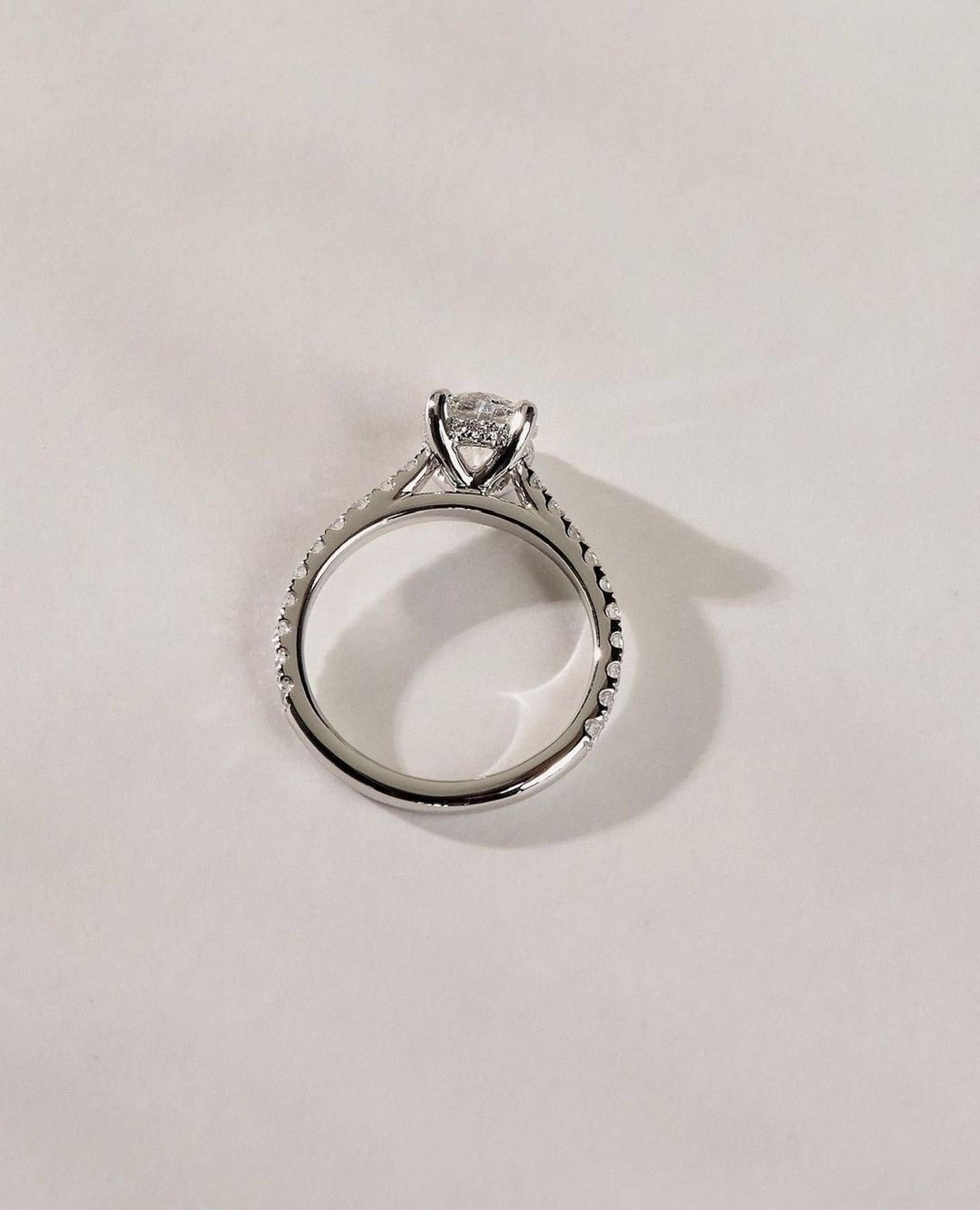 Rund geformt  Moissanit Verlobungsring 925 Sterling Silber Hidden Halo Ring. im Zustand „Neu“ in Chicago, IL